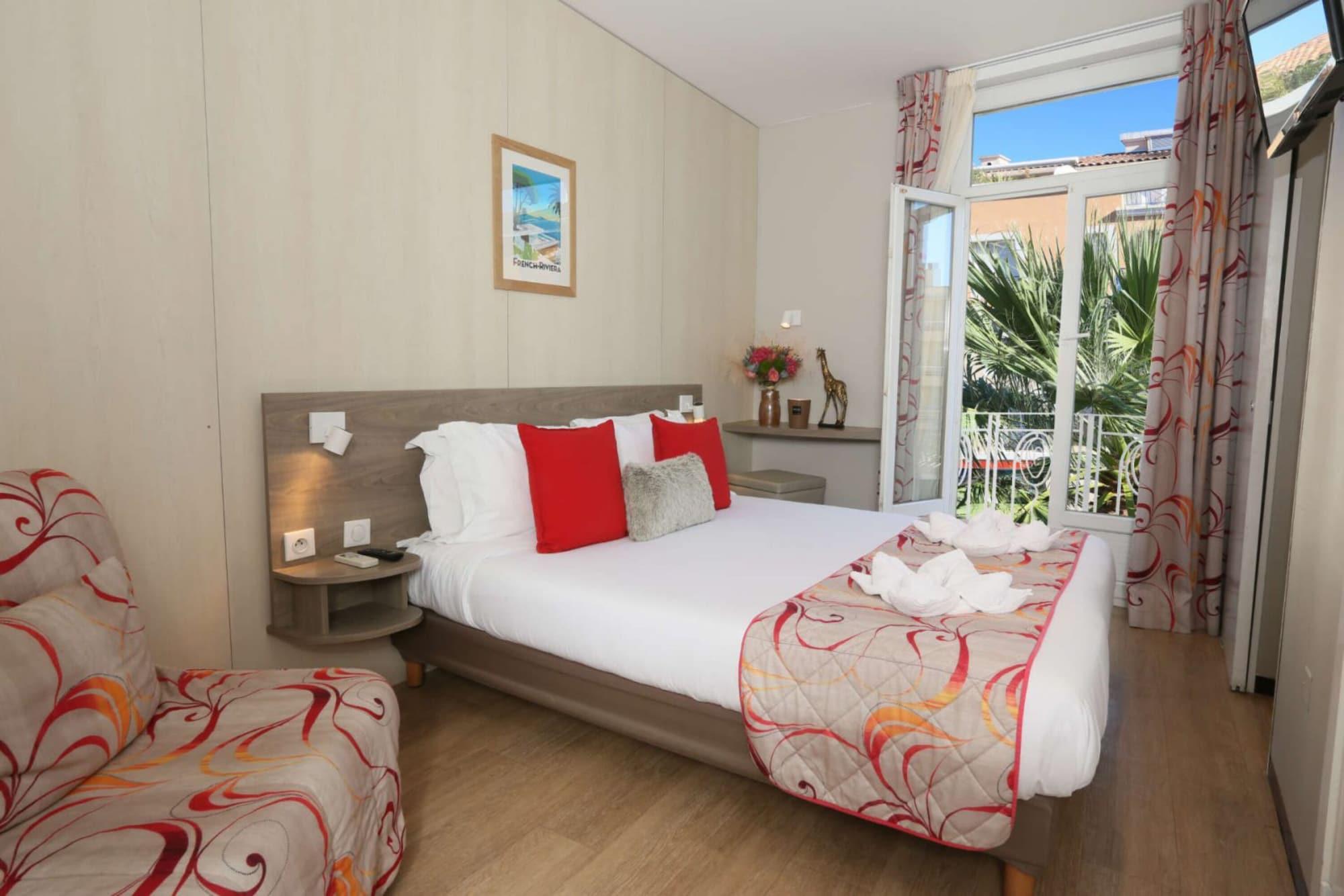 Brit Hotel Confort Le Revest Sainte-Maxime Exterior photo