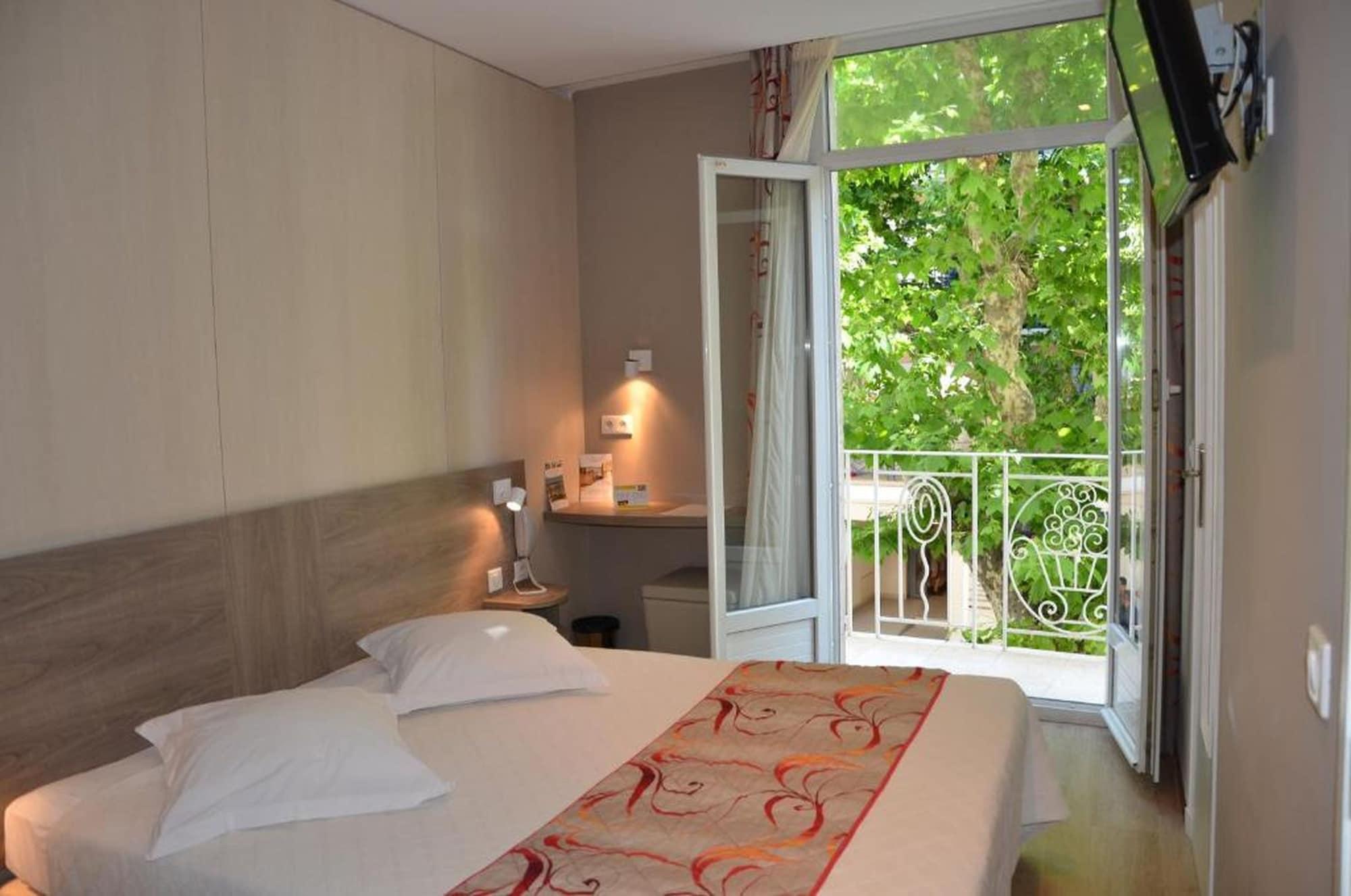 Brit Hotel Confort Le Revest Sainte-Maxime Exterior photo