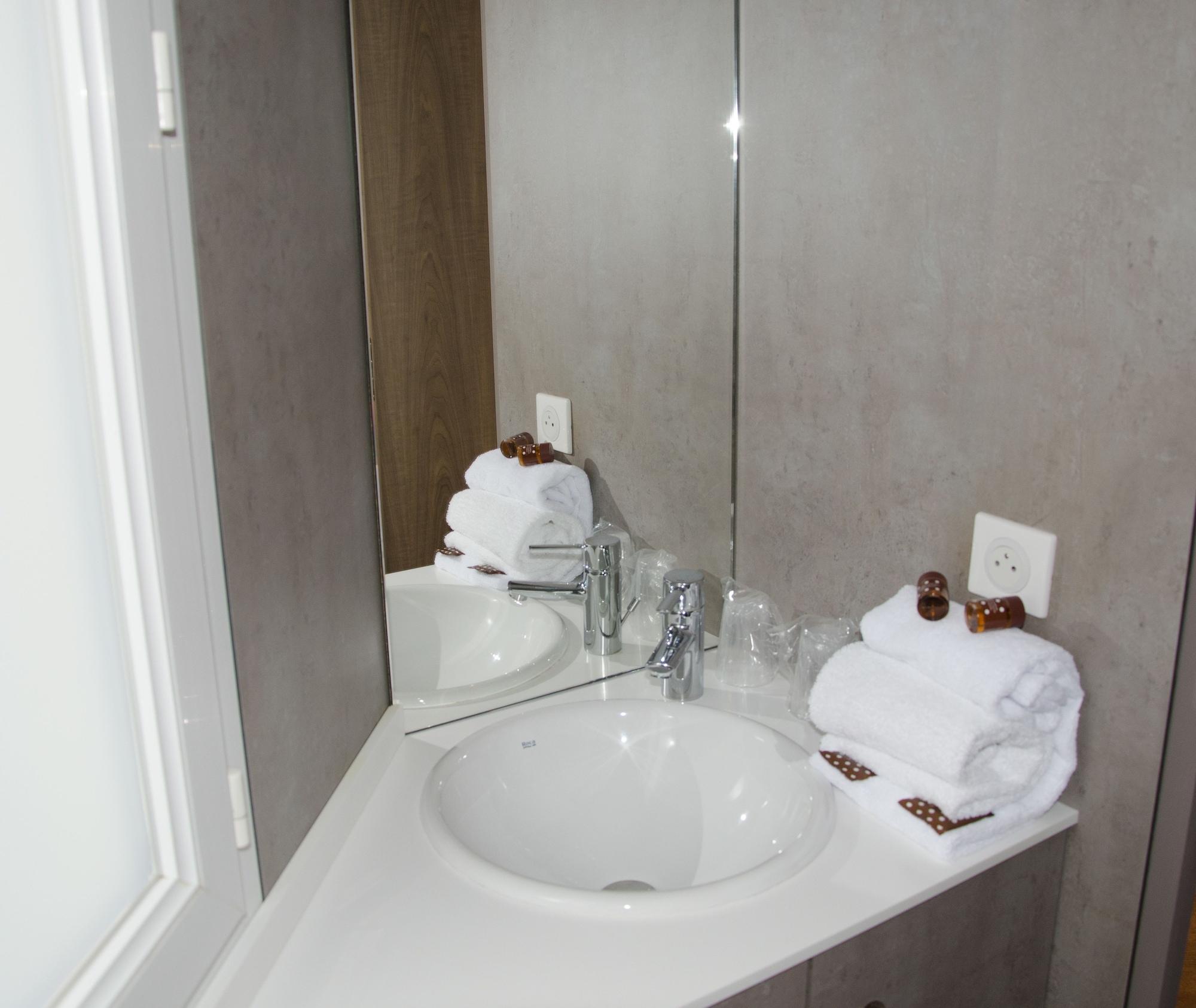 Brit Hotel Confort Le Revest Sainte-Maxime Exterior photo