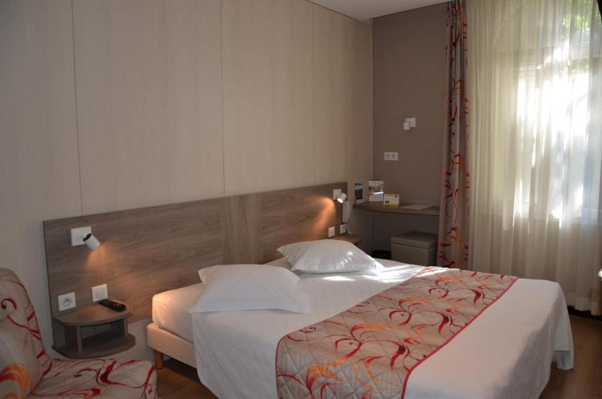 Brit Hotel Confort Le Revest Sainte-Maxime Exterior photo