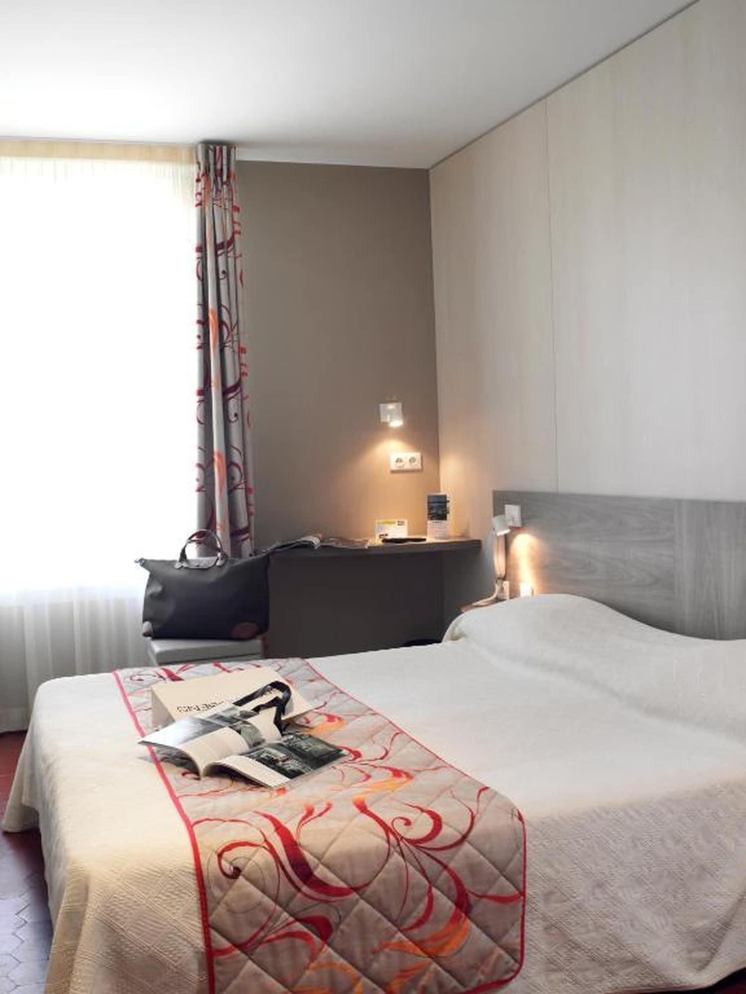 Brit Hotel Confort Le Revest Sainte-Maxime Exterior photo