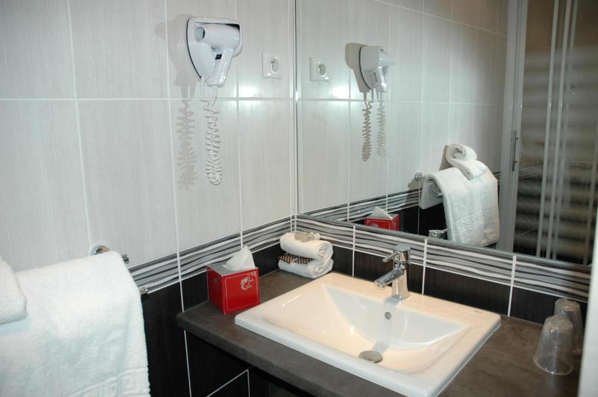 Brit Hotel Confort Le Revest Sainte-Maxime Exterior photo