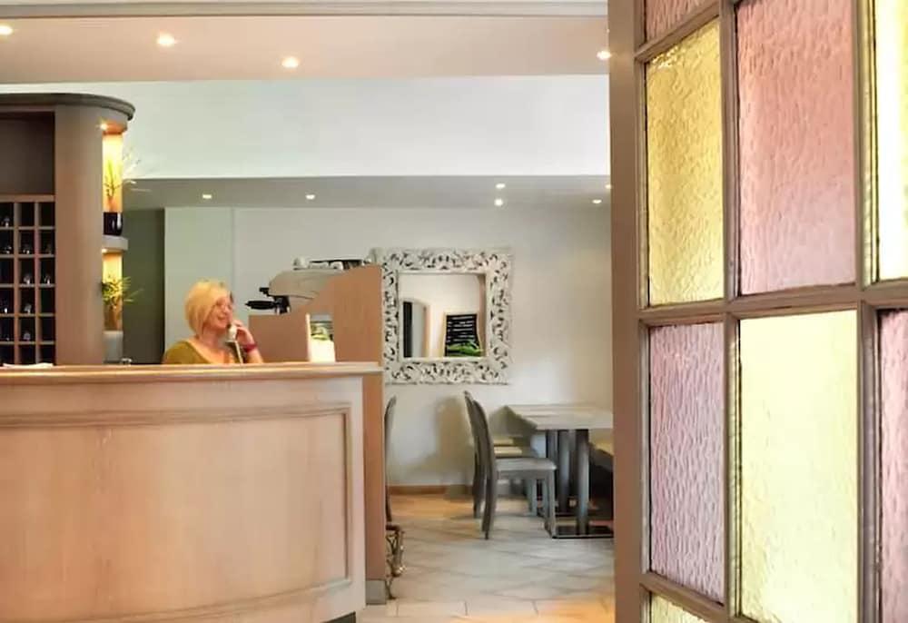 Brit Hotel Confort Le Revest Sainte-Maxime Exterior photo