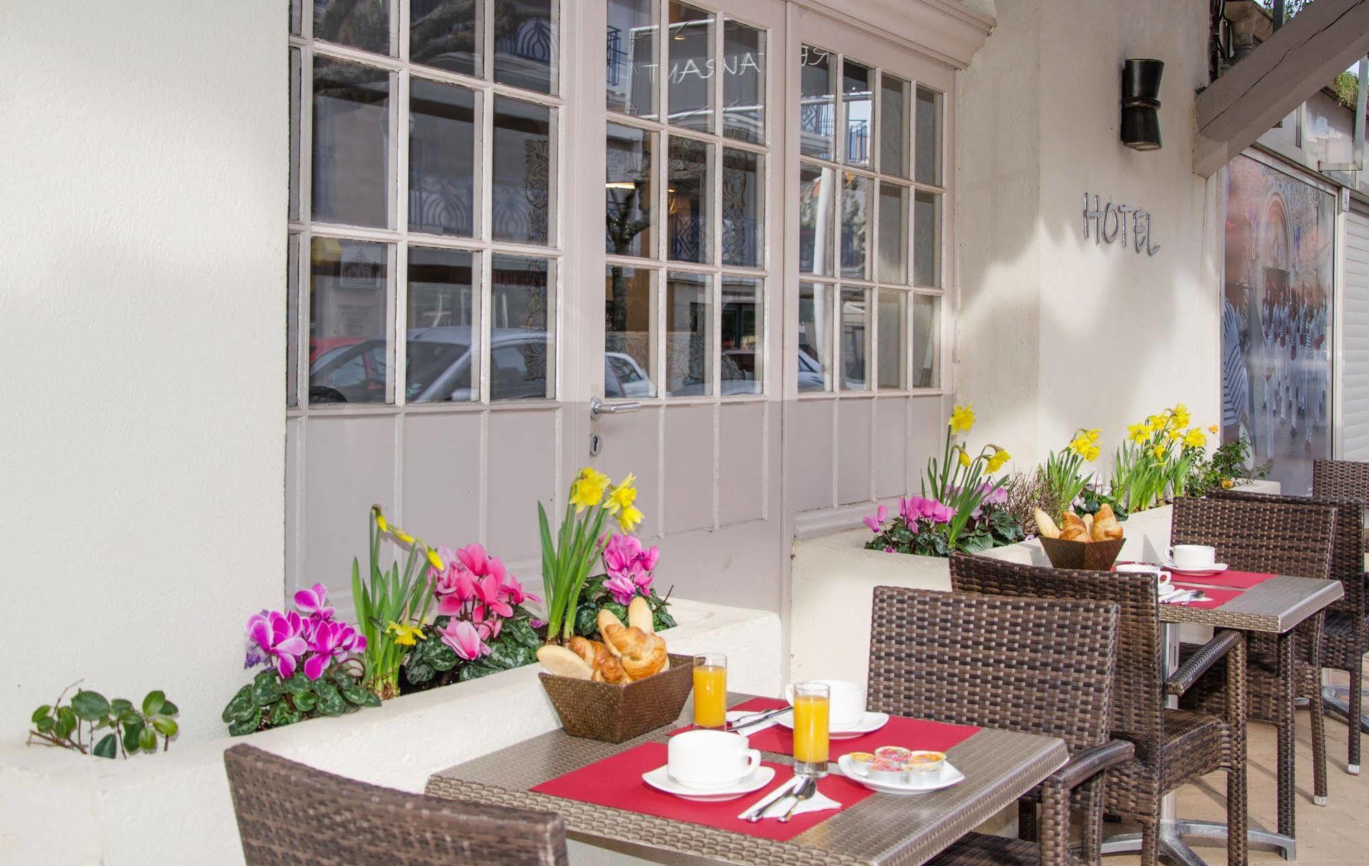 Brit Hotel Confort Le Revest Sainte-Maxime Exterior photo